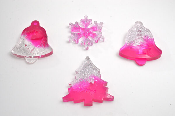 Set Addobbi per Albero di Natale, addobbi in resina personalizzata, addobbo regalo in resina fucsia / trasparente, addobbo personalizzato